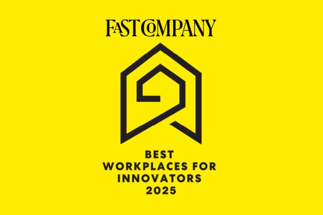 El logotipo de Fast Company sobre el texto «Los mejores lugares de trabajo para innovadores 2025» sobre un fondo amarillo brillante.