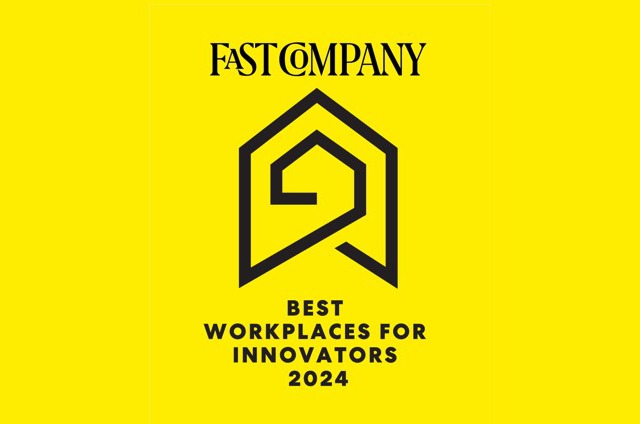 Logotipo de «Fast Company: Los mejores lugares de trabajo para innovadores 2024» sobre fondo amarillo.