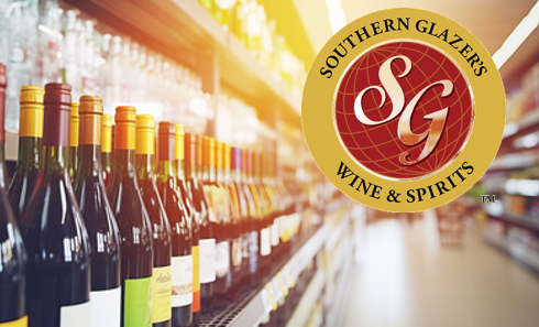 Botellas de vino en las estanterías de una tienda con el logotipo de Southern Glazer's Wine & Spirits superpuesto en una esquina.