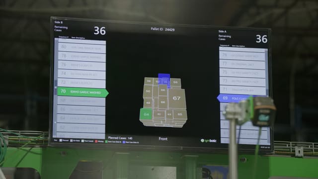 Pantalla que muestra los datos de inventario del almacén, con los números de caja y la distribución, en un entorno logístico.