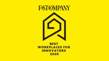 Logotipo de «Fast Company: Los mejores lugares de trabajo para innovadores 2025» sobre fondo amarillo.