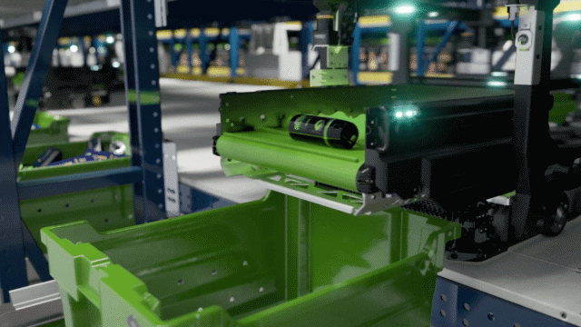 Sistema robótico automatizado que clasifica contenedores verdes en un moderno almacén, con estanterías al fondo