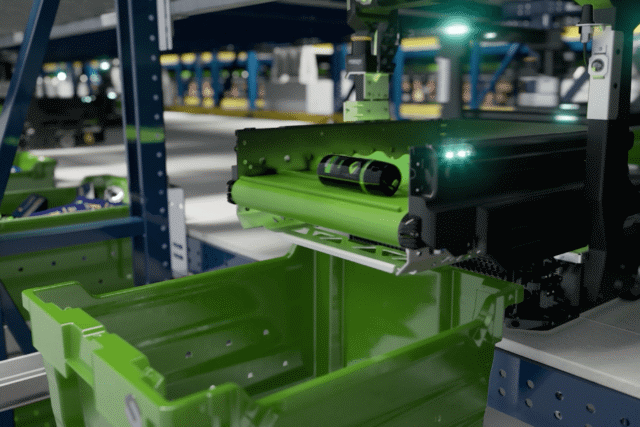 Sistema automatizado de clasificación en almacén con contenedores ecológicos y maquinaria avanzada para operaciones logísticas eficientes.