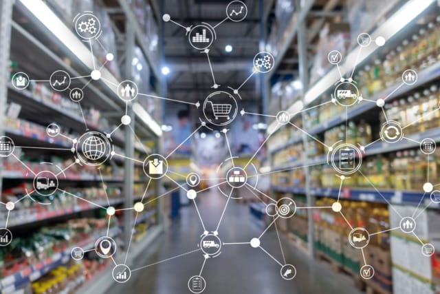 Superposición de una red digital en un pasillo de un supermercado, que ilustra la tecnología de comercio minorista conectado y las aplicaciones de compra inteligente.