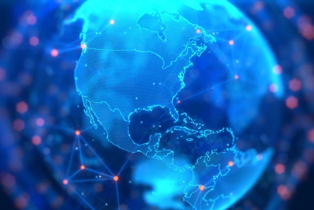 Representación digital de la Tierra centrada en América del Norte y del Sur, en la que se muestran las conexiones de red y los puntos luminosos.