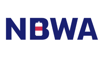 Logotipo de la NDWA que muestra un icono de batería en colores rojo y blanco.