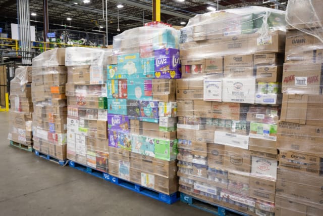 Những pallet chứa các thùng hàng xếp chồng lên nhau trong kho, đã được chuẩn bị sẵn sàng để vận chuyển hoặc lưu trữ.