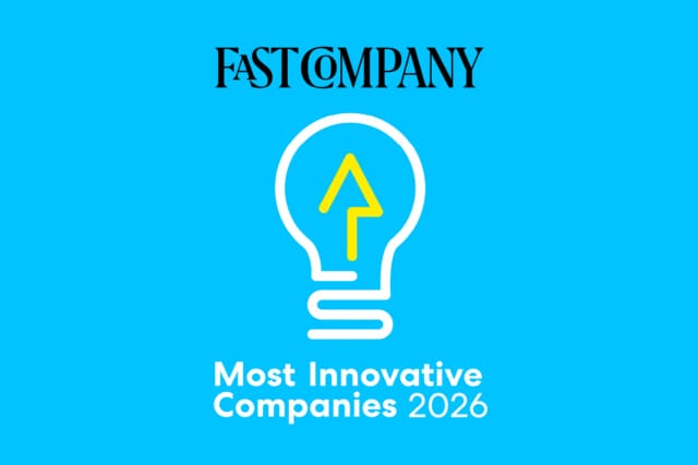 Logo "Các công ty sáng tạo nhất năm 2026" của Fast Company với hình bóng đèn và mũi tên màu vàng trên nền xanh.